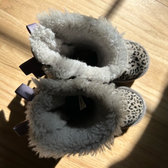 UGG Leopard Print Bailey Bow Boots Girls 9 - Picture 2 of 7